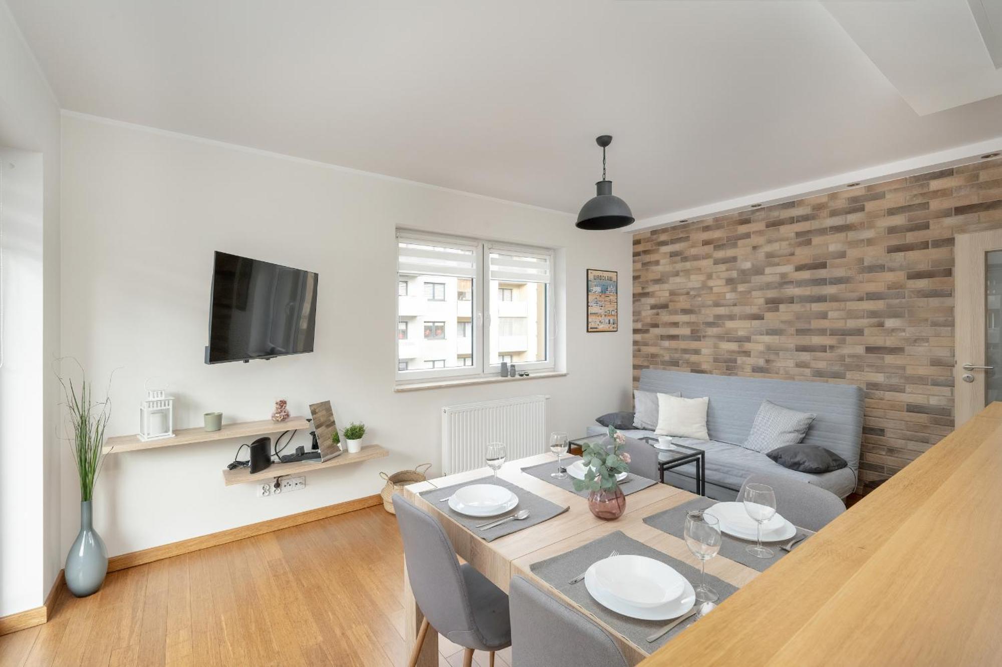 One Bedroom Apartment Nadodrze With Free Garage Wroclaw By Noclegi Renters Екстериор снимка